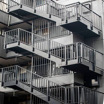商業・居住用広々とした複数階建てビル